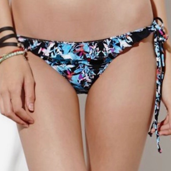 Beach Riot Ruffle Magic Bandeau Bikini Set - Picture 2 of 4